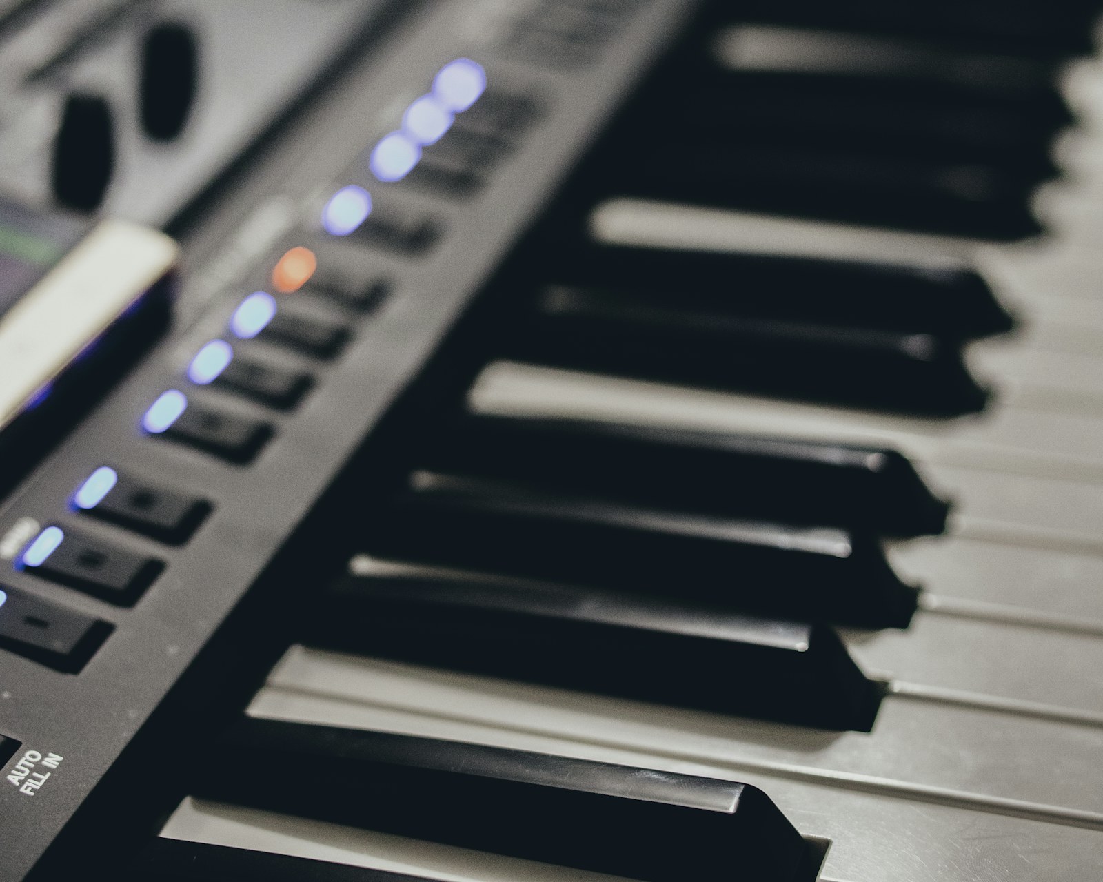 音楽制作に使うMIDIキーボードの鍵盤