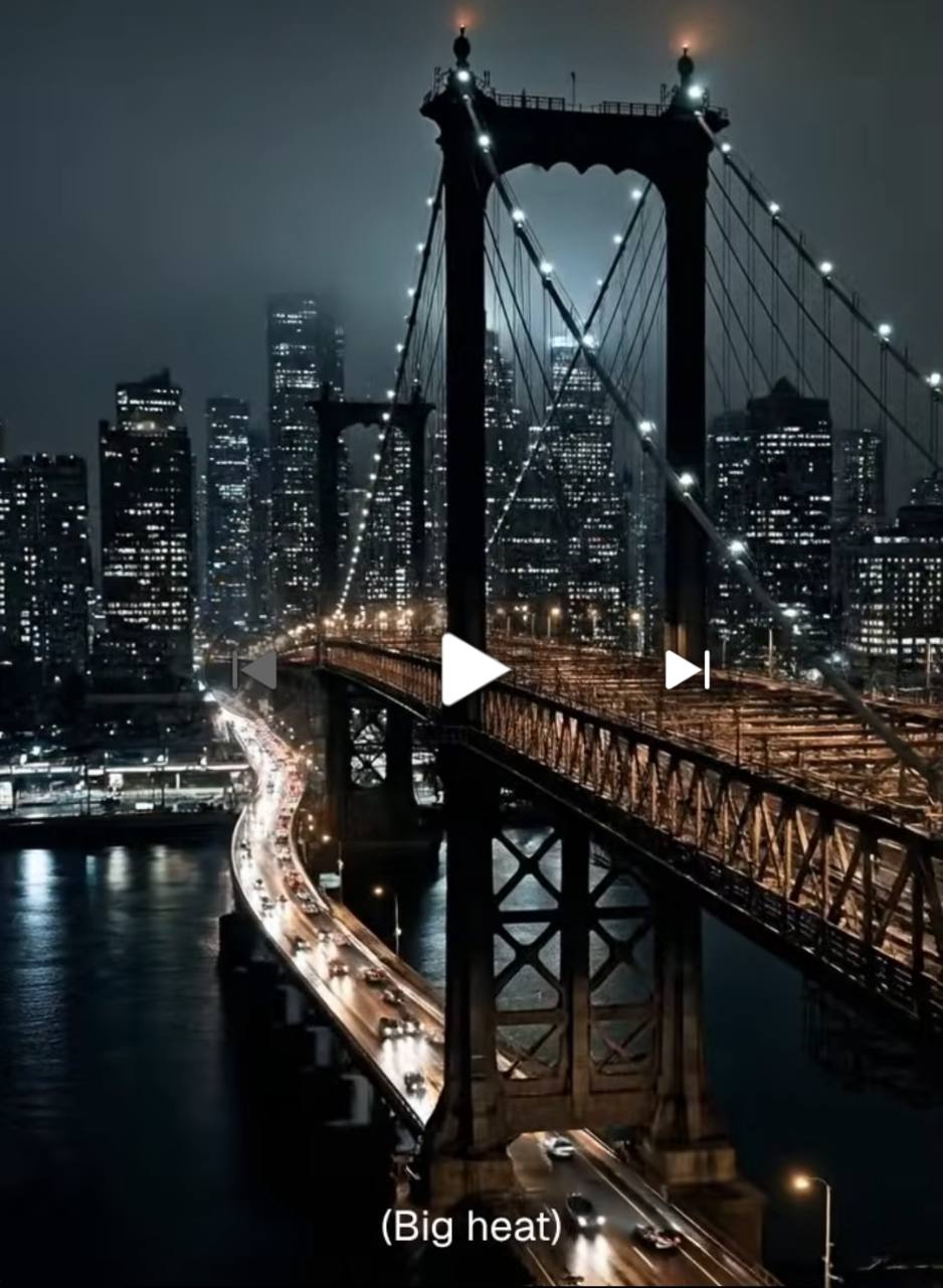 夜景の中に架かるライトアップされた橋