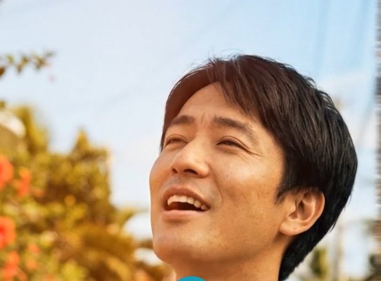 1回目の生成結果。参照画像とはまったく系統の違う男性が歌っている